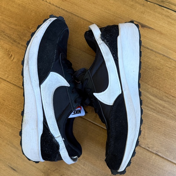 WOMEN'S NIKE WAFFLE DEBUT SNEAKERS- 9 - Picture 6 of 8